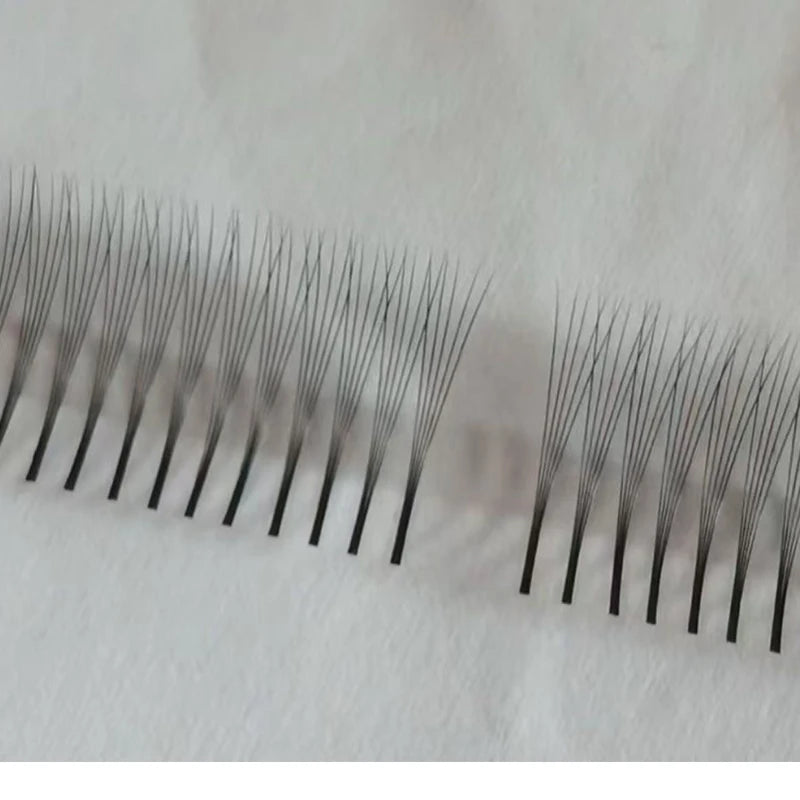 Αναβαθμίστε την υπηρεσία extension βλεφαρίδων σας με τα Premium Quality Volume Fans. Σχεδιασμένες για εφαρμογή τύπου Russian Volume, οι προ-κατασκευασμένες βεντάλιες 3D/5D προσφέρουν άμεσο, πλούσιο όγκο και μειώνουν δραστικά τον χρόνο εφαρμογής.

Το Κλειδ