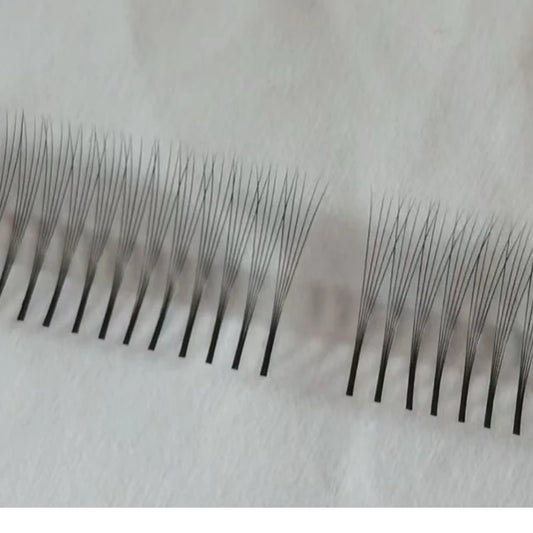 Αναβαθμίστε την υπηρεσία extension βλεφαρίδων σας με τα Premium Quality Volume Fans. Σχεδιασμένες για εφαρμογή τύπου Russian Volume, οι προ-κατασκευασμένες βεντάλιες 3D/5D προσφέρουν άμεσο, πλούσιο όγκο και μειώνουν δραστικά τον χρόνο εφαρμογής.

Το Κλειδ